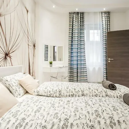 Bright Flat Downtown Klauzal 布达佩斯